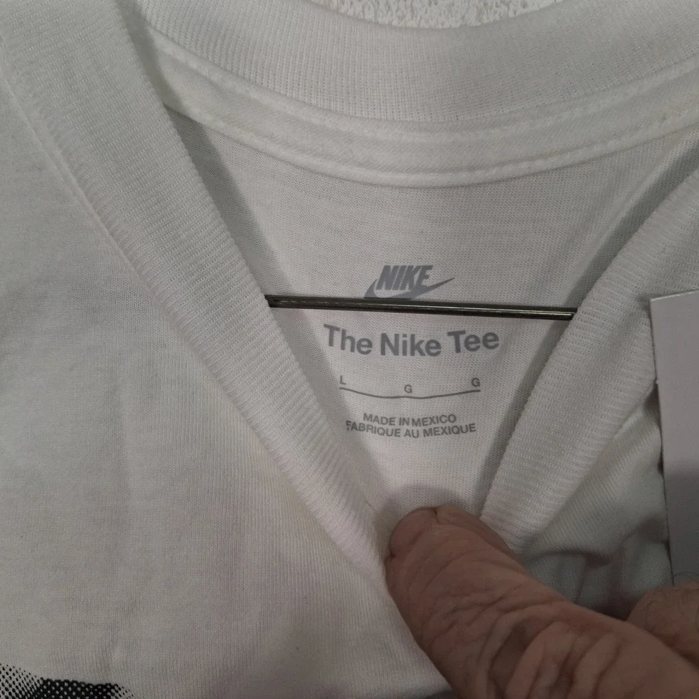 Nike T-Shirt‎ Kids Large White Play Attention Football Graphic IB8331-121